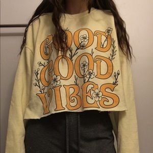 GOOD GOOD VIBES CROPPED SWEATSHIRT